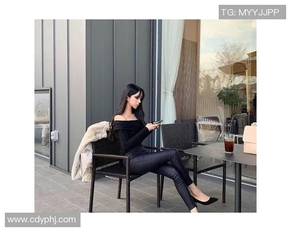 足球明星女友奢华游艇度假照片曝光尽显魅力与风采