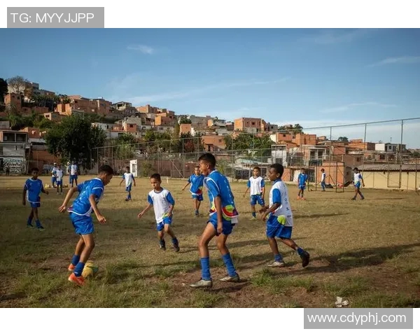 足球明星的魅力瞬间竖版图片展现他们在绿茵场上的风采与激情